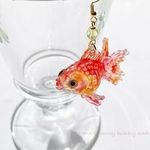 空洞レジン ＊お腹ぽんぽこ金魚＊ 耳飾り ゴールドカラー金具