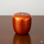 棚に合わせやすい！◆新品・茶道具◆山中塗 朱金塗 紫式部図中棗 [贈り物 日本製] サイズ ：径6.7x6.7x6.7(cm)