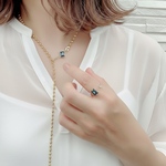 ネイビー ビジューとボールチェーンの自在Y字ネックレス