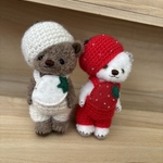 ハンドメイド　春近し☘️白イチゴコスチュームの小さなテディベア風クマぬいぐるみ🧸
