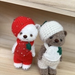 ハンドメイド　春近し☘️赤イチゴコスチュームの小さなテディベア風クマぬいぐるみ🧸