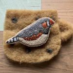キンカチョウの刺繍ブローチ