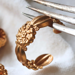 真鍮フープパーツ［アメリカ製］＊2個＊アンティーク調　花　フラワー　クラシカル　大ぶり　ブラス  / Raw brass jewelry making supplies