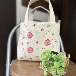 桃色の花刺繍のトート