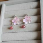 ⟡.· モスコバイトの揺れる桜ピアス ｰShieldｰ