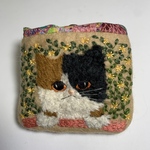 三毛猫さん刺繍の小さなポーチ　羊毛フェルト生地のポーチ
