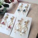 一輪のバラの花、カーブパーツ、パールイヤリング（ホワイト/レッド/ブルー）