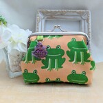 大きめかえるがいっぱい♡　角10cm がま口　小銭入れ　小物入れ　 ハンドメイド　蛙　オレンジ　プレゼントにも　カエルチャーム付き