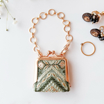 【新緑のきらめき】プチがま口チャーム｜セージグリーン × ゴールド刺繍｜インド刺繍リボン がま口 プチギフト バッグチャーム 小銭入れ 薬入れ 花柄 コインケース プレゼント