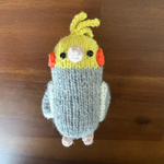 棒針で編んだ編みぐるみブローチ『オカメインコ』　イエロー/グレー　バックチャーム　トートバッグ　ショルダーバッグ