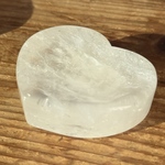 キラキラ光る内包物が美しい水晶のハート型の豆皿🤍✨✨