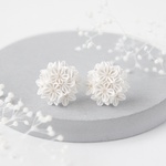 1gのピアス 「 白桜 」 フォーマル OK  ◇ 金属アレルギー対応 チタン製 スタッドピアス ◇ 入学式 卒業式 結婚式 お母さん 着物 黒留袖 留袖 振り袖 訪問着 お呼ばれ 白 白色 和風