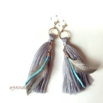 【タッセルとフェザーのゆらゆらイヤリング】