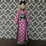 momokodollサイズ ピンクの大きなチェックに金模様の帯を合わせた振袖セット　