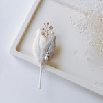 リーフとかすみ草のふっくら刺繍ブローチ