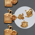 ハンドメイド アクセサリーパーツ チャーム 6個 A781 紅茶 ティーバッグ お茶会 ゴールド アンティーク調  アメリカ製真鍮パーツショップ bomul ボムル