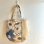 ふっくらダーツトートバッグ＊北欧フラワー＊アイボリー×サックス＊トートバッグ＊ショルダー対応＊ふっくら仕上げ