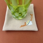 サンドウィッチの手刺繍　コースター　#minne_new  綿麻　リバーシブル　ギンガムチェック　サンドウィッチ　フード刺繍　ベージュ　刺繍　手刺繍　プレゼント　ギフト　贈り物　オレンジ色　