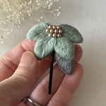 ジニアの刺繍ブローチ　緑（グリーン）