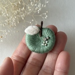 タックピンシリーズ　りんごのブローチ　緑（グリーン）