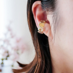 『人気』hana ring リングにもなるイヤカフ／イヤーカフ　花　レジンリング　かすみ草　ミルキー