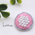 【SALE】まるいお花の刺繍ブローチ　さくら色