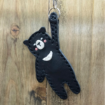 『ぶら〜ん』クマさんキーホルダー＊ツキノワグマ　牛本革　バッグチャーム