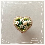 Flower Heart Pin Badge (淡水パール使用)ビーズ刺繍ピンバッチ