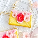 心に花咲く、桜色のお手紙クッキーチャーム(お花/フェイクスイーツ/食品サンプル/スイーツデコ/フェイクフード/桜/エディブルフラワー/バッグチャーム)