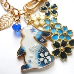 深い青の桜うさぎの春バッグチャーム　レジン