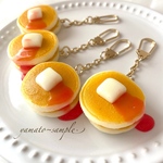 【いちごソース】ふわふわパンケーキ♡　キーホルダー 食品サンプル かわいい　フェイクスイーツ　パンケーキ