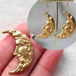 ハンドメイド アクセサリーパーツ チャーム (当店オリジナル仕様) 2個 A671 月 ムーン アンティーク調 アメリカ製真鍮パーツショップ bomul ボムル