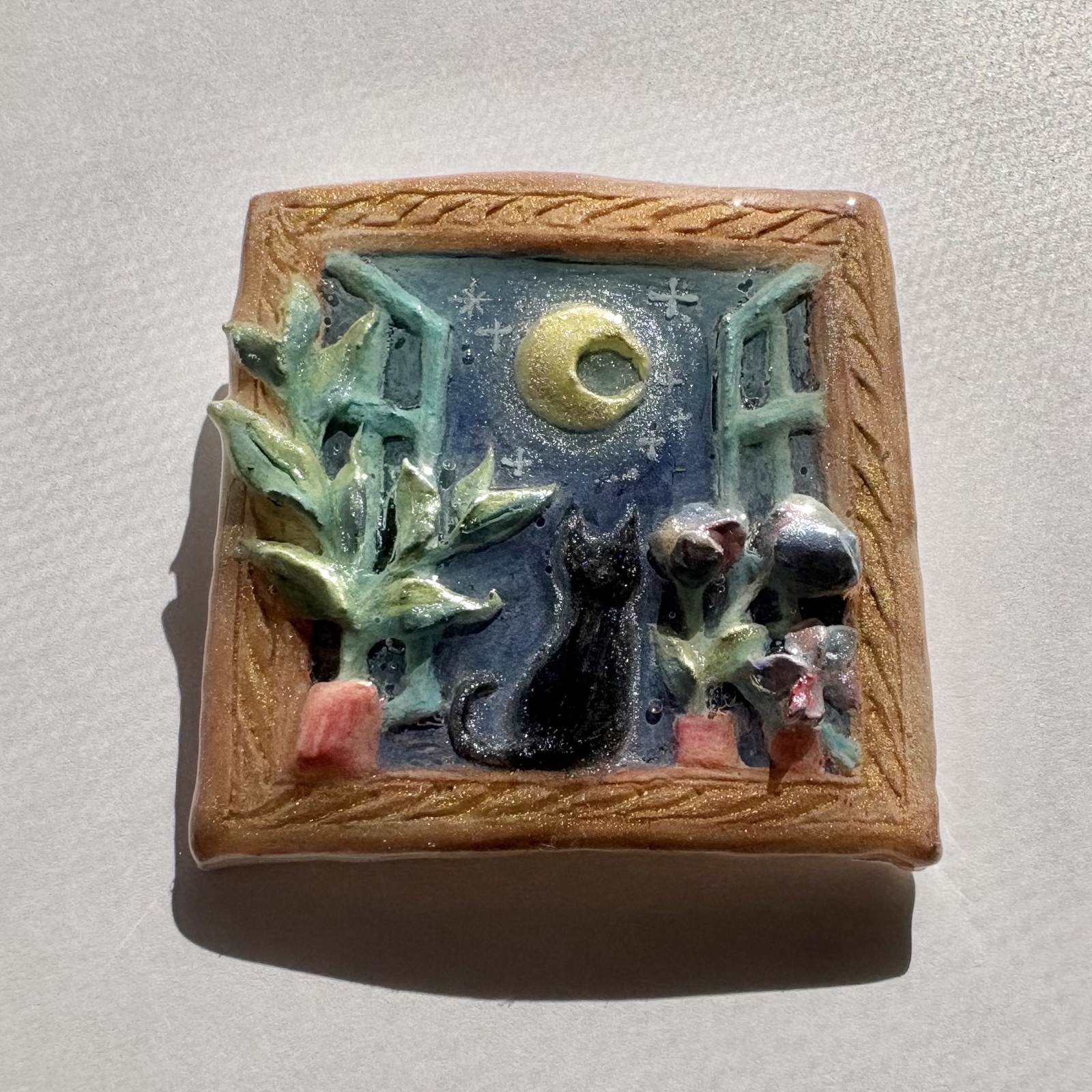 黒猫と月のブローチ 【石粉粘土、レジン】 - tetemii | minne byGMO