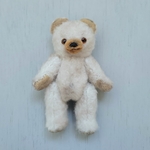 【3月7日 21時販売予定】古びたクマのぬいぐるみ　白くてにっこりな子