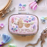 イチゴに囲まれるポニー 動物刺繍のアクセサリーケース