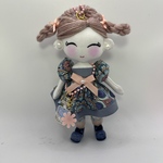 グレーとピンクドレスのドールチャーム