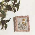  カモミールの絵画 刺繍ブローチ  
