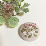 宿り木のスワッグ 刺繍ブローチ