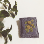 ミモザの絵画(ブルーグレー) 刺繍ブローチ