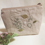 かすみ草の刺繍ポーチ