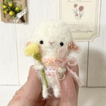 (高さ6.5㎝)春がきた！タンポポを持つ小さなあみぐるみひつじちゃん(手足ワイヤー使用)(ラッピング無料)(オプションで金具付け可能)