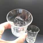 右向きうまいちご　ミニグラス　ガラス彫り作品　カフェikkAタロットグループ展　カップの6　出品作品