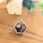 小さな刺繍枠の中に可愛い世界。可愛く威嚇中のレッサーパンダとダリアの絵画のようなブローチ