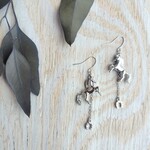揺れる馬と馬蹄のシルバーカラーピアス