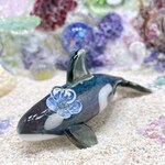 O116［グレー、花］宇宙を宿すガラスのシャチ