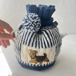 毛糸の犬刺繍付きティーポットコージー