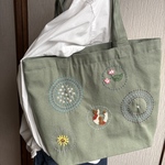 淡いオリーブ色の刺しゅうミニトートバッグ