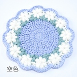 ぷっくりお花模様の花冠コースター　空色　手編み　ミニトレイ　花瓶置き　アクセサリートレイ