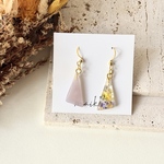 【かすみ草の三角アシンメトリーピアス/イヤリング】金属アレルギー対応　サージカルステンレス　レジン　揺れる　ドライフラワー　パープル　プレゼント　軽い　シンプル　誕生日　冬　クリスマス　