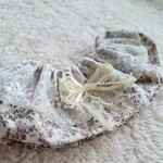 レースたっぷり リバティ小花柄フリルつけ襟｜犬用スタイ　首ゴムタイプ　ピンク